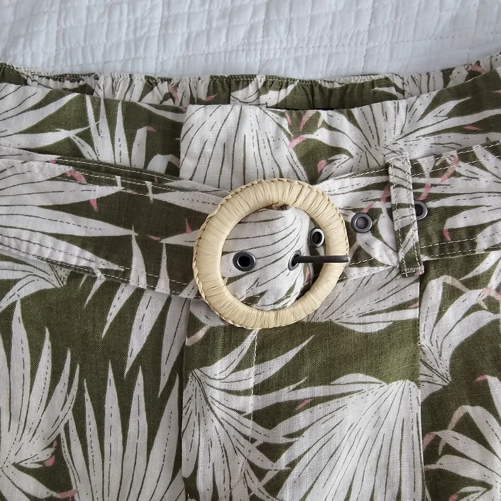 Tahari NWT Linen Palms High Rise Shorts L